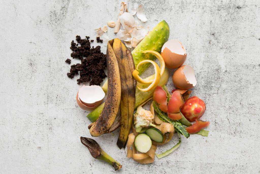 Gros plan sur un tas de déchets organiques et de fruits et légumes pourris, symbolisant le gaspillage alimentaire ou le compostage